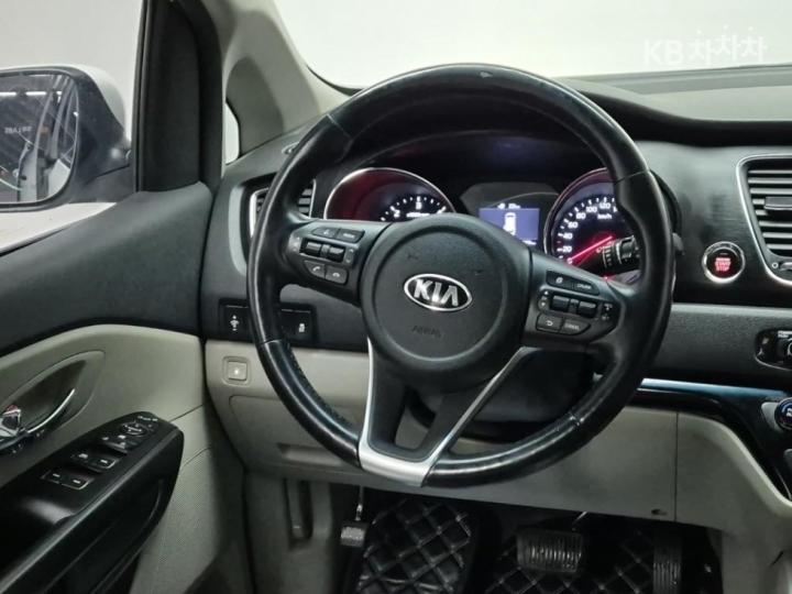 Kia Carnival 2.2 Diesel Luxury 10