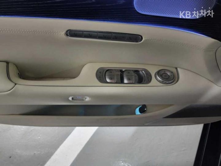 Genesis G90 RS4 3.5T e-S/ C AWD LWB Base Type 9