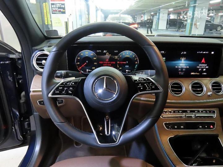Mercedes-Benz E-Class W213 E300e 4MATIC Exclusive 9