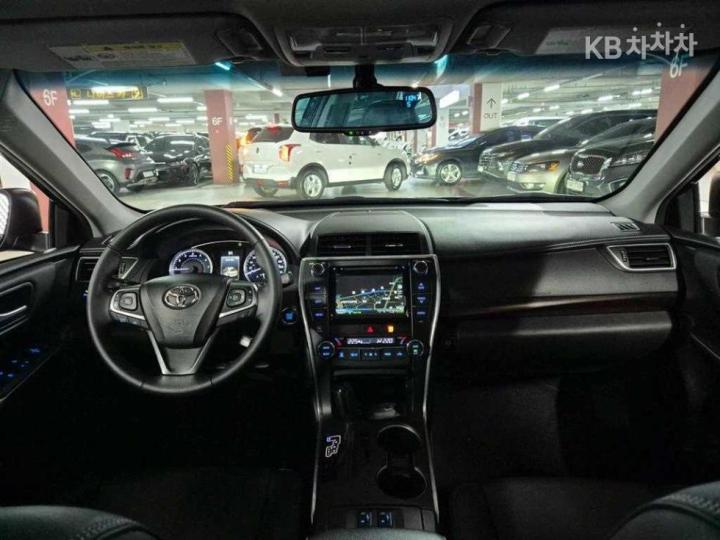 Toyota Camry New 2.5 XLE 6