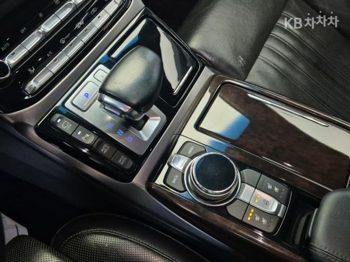 Genesis EQ900 3.8 GDI AWD Premium Luxury 9