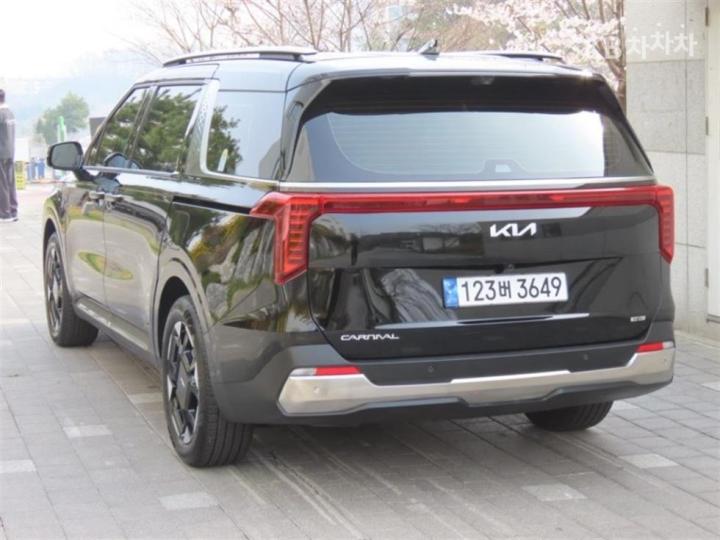 Kia Carnival Hybrid 1.6 HEV Signature 5