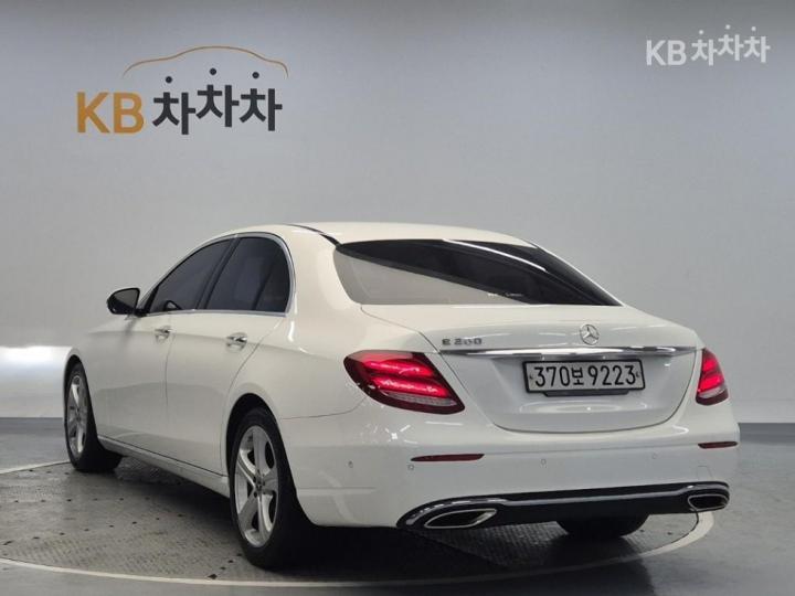 Mercedes-Benz E-Class W213 E200 Avantgarde 3