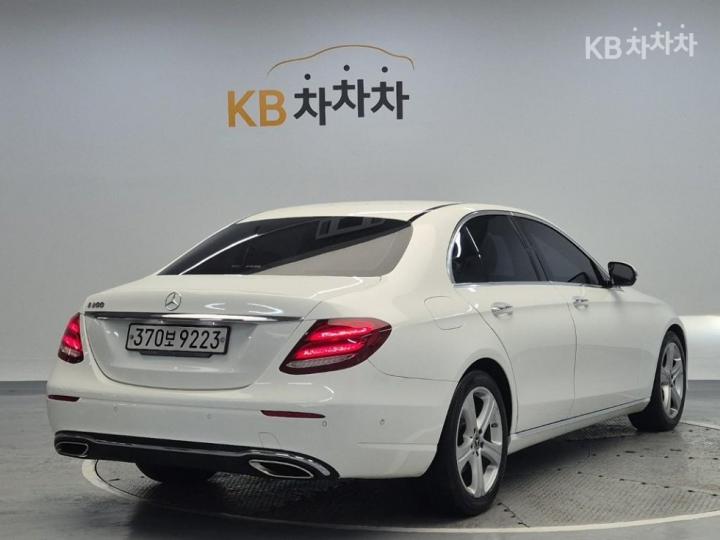 Mercedes-Benz E-Class W213 E200 Avantgarde 4