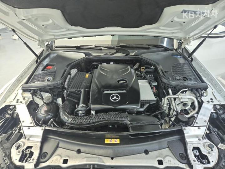 Mercedes-Benz E-Class W213 E200 Avantgarde 6