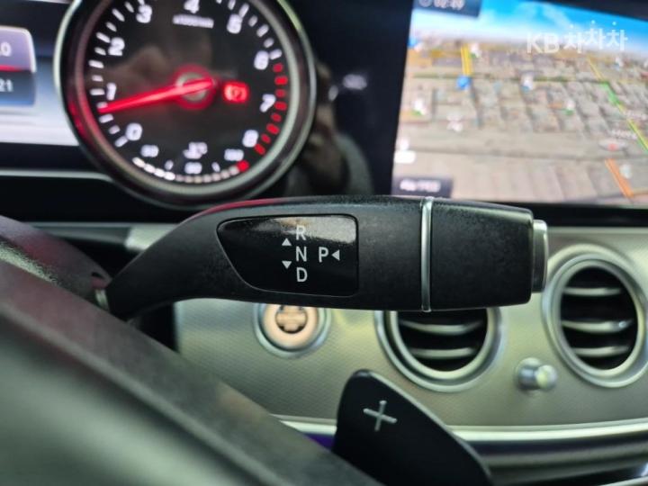 Mercedes-Benz E-Class W213 E200 Avantgarde 9