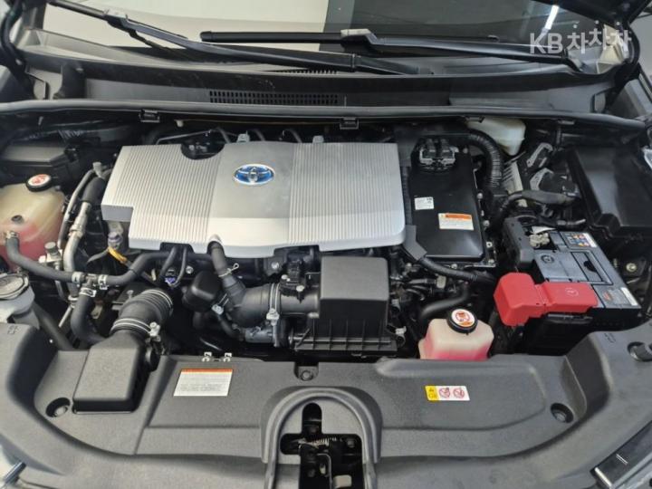 Toyota Prius 1.8 E 6