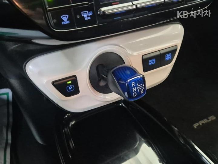 Toyota Prius 1.8 E 9