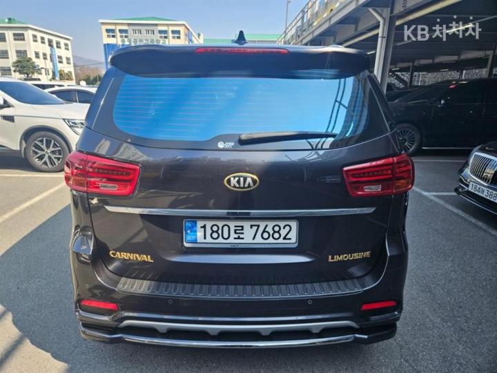 Kia Carnival 3.3 Gasoline Limousine President 5