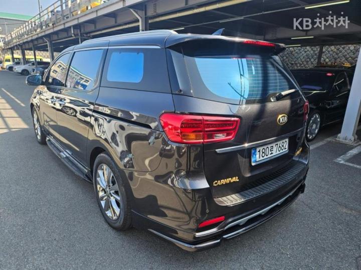 Kia Carnival 3.3 Gasoline Limousine President 6