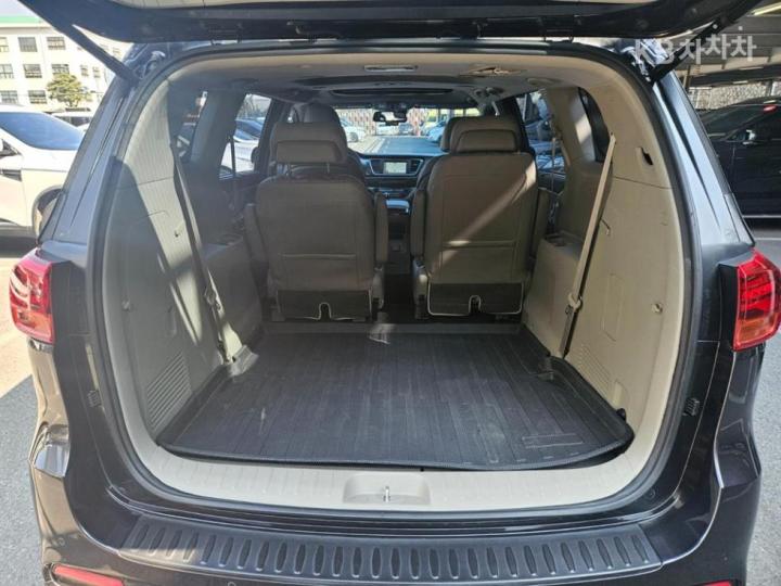 Kia Carnival 3.3 Gasoline Limousine President 10