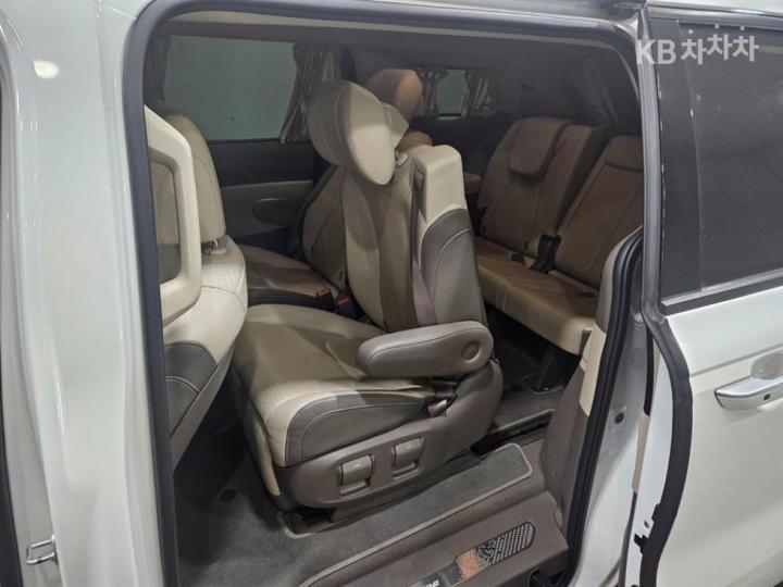 Kia Carnival High Limousine D2.2 Signature 10