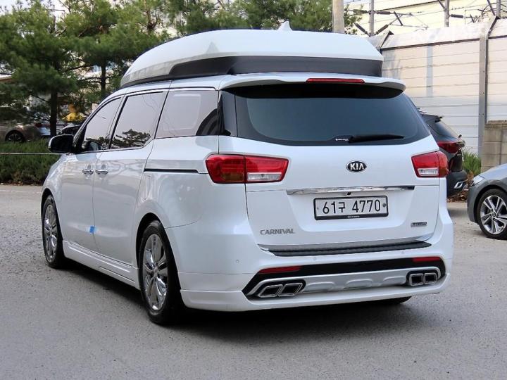 Kia Carnival 2.2 Diesel High Limousine Noblesse 4