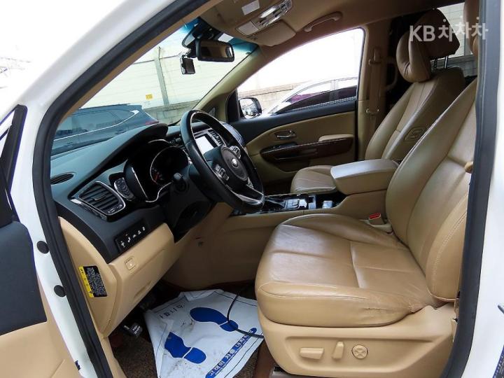 Kia Carnival 2.2 Diesel High Limousine Noblesse 6