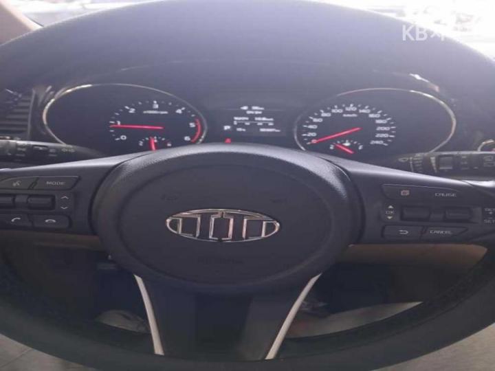 Kia Carnival 2.2 Diesel Prestige 6