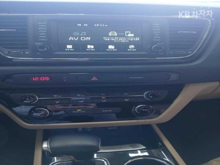 Kia Carnival 2.2 Diesel Prestige 8