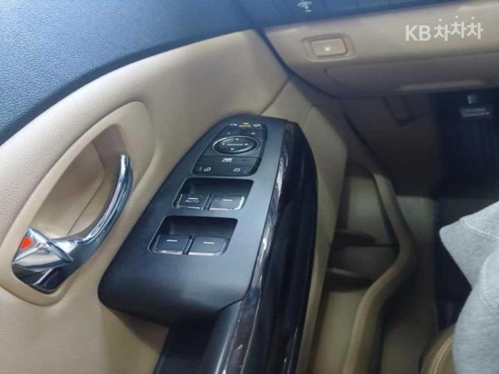 Kia Carnival 2.2 Diesel Prestige 9