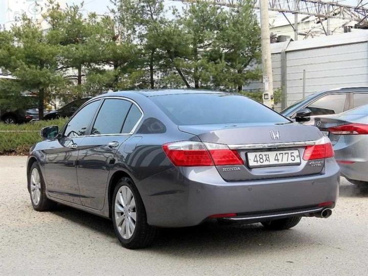 Honda Accord 2.4 Sedan 2008-2012 4