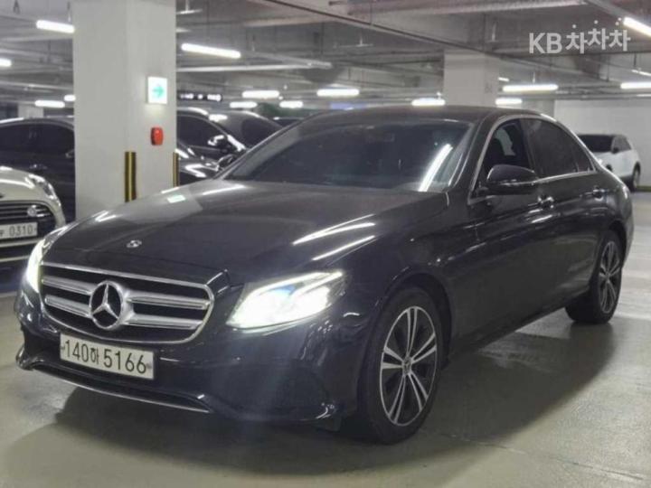 Mercedes-Benz E-Class W213 E220d Avantgarde 3
