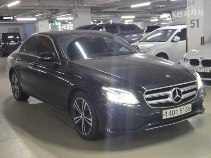 Mercedes-Benz E-Class W213 E220d Avantgarde 4