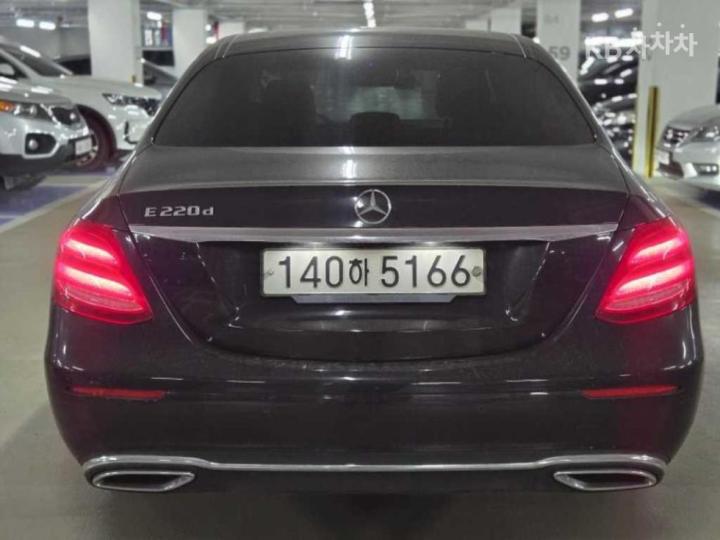 Mercedes-Benz E-Class W213 E220d Avantgarde 5