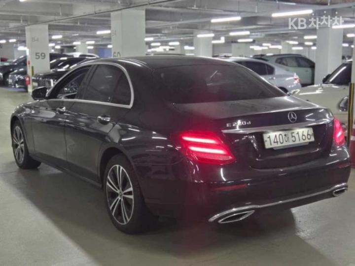 Mercedes-Benz E-Class W213 E220d Avantgarde 6