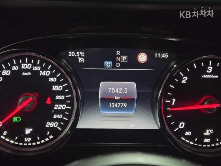 Mercedes-Benz E-Class W213 E220d Avantgarde 9