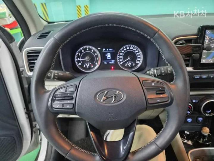 Hyundai Venue Gasoline 1.6 Modern 8