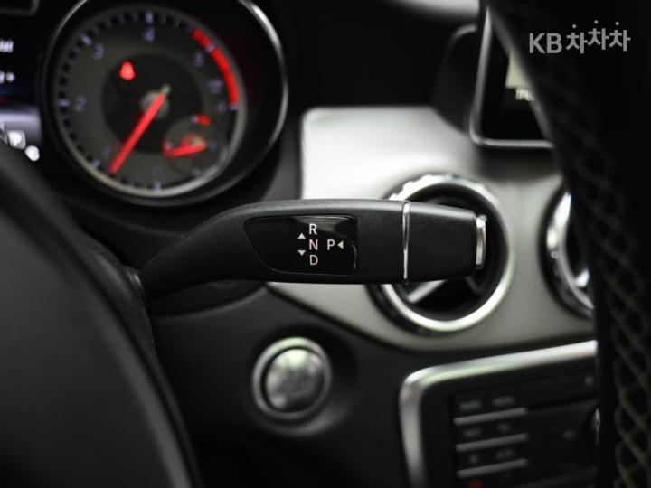 Mercedes-Benz GLA-Class X156 GLA200 d 10