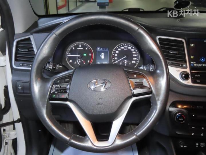 Hyundai Tucson Diesel e-VGT UⅡ 1.7 2WD Modern 7