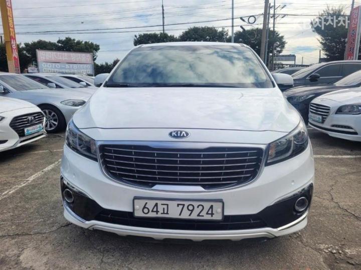 Kia Carnival 2.2 Diesel Luxury 2