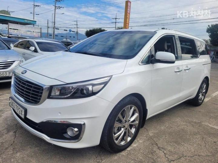 Kia Carnival 2.2 Diesel Luxury 3