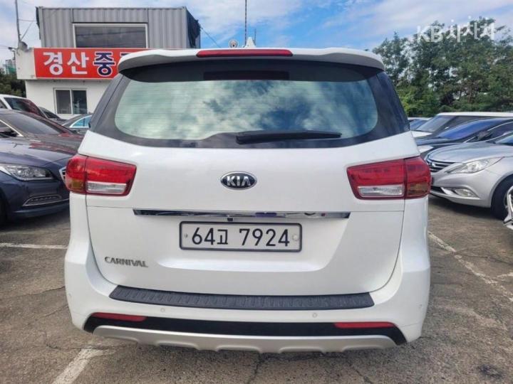 Kia Carnival 2.2 Diesel Luxury 4