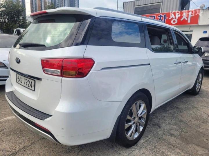 Kia Carnival 2.2 Diesel Luxury 5