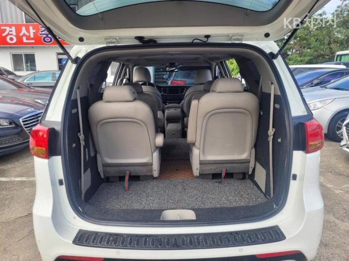 Kia Carnival 2.2 Diesel Luxury 6