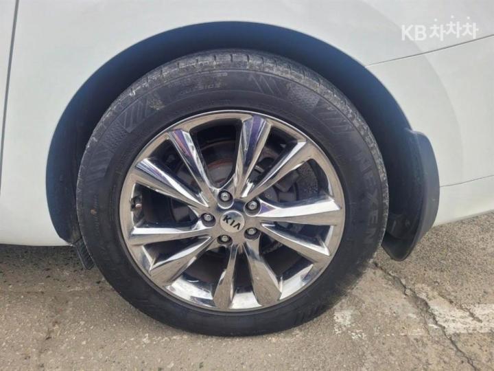 Kia Carnival 2.2 Diesel Luxury 8