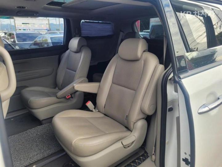 Kia Carnival 2.2 Diesel Luxury 9