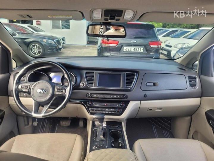 Kia Carnival 2.2 Diesel Luxury 10