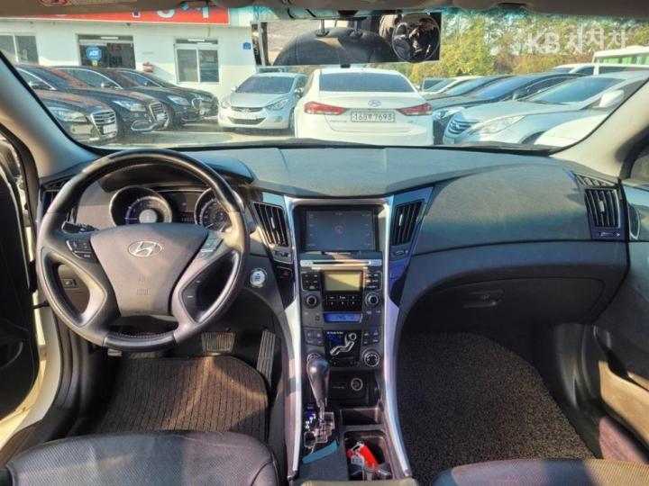 Hyundai Sonata YF LPi Premier 10