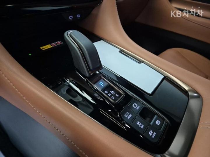 Toyota Alphard AH30 2.5 HEV AWD Base Type 9