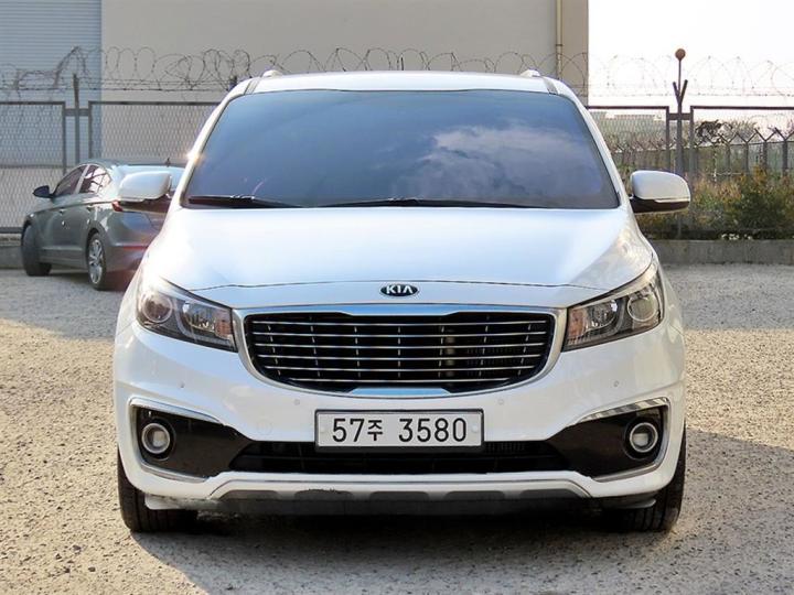 Kia Carnival 2.2 Diesel Prestige 2