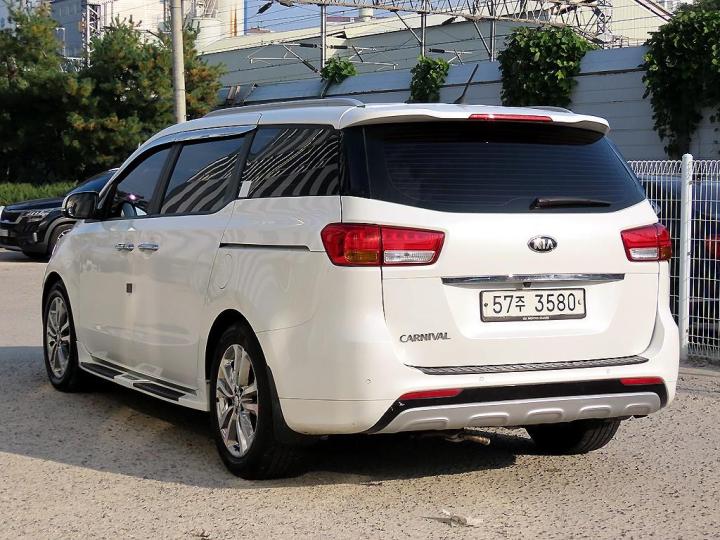 Kia Carnival 2.2 Diesel Prestige 4