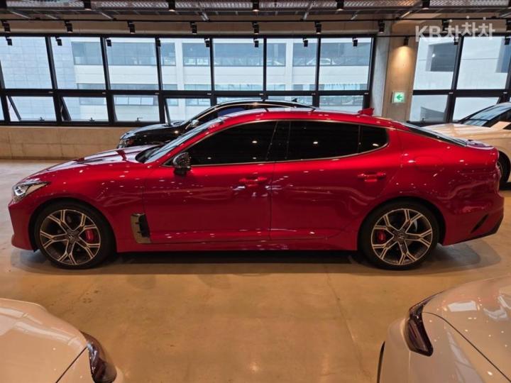 Kia Stinger 2.0 Turbo 2WD Platinum 4