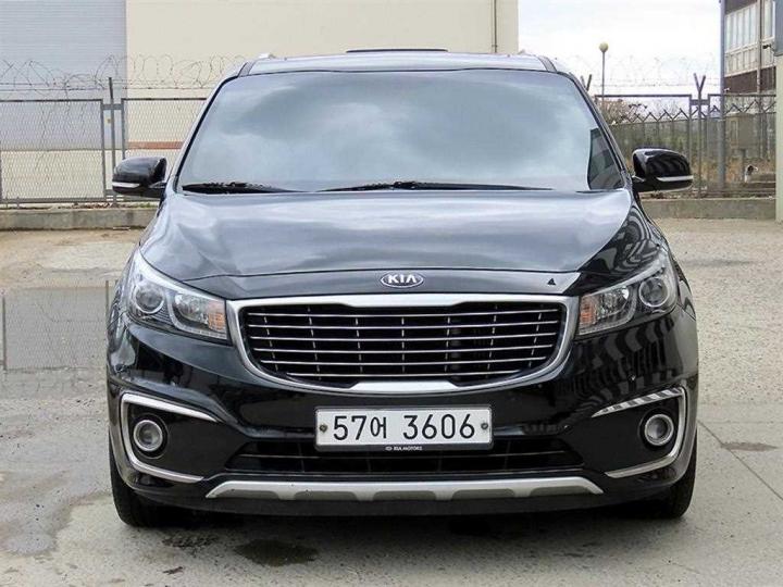 Kia Carnival 2.2 Diesel Luxury 2