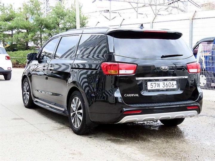 Kia Carnival 2.2 Diesel Luxury 4