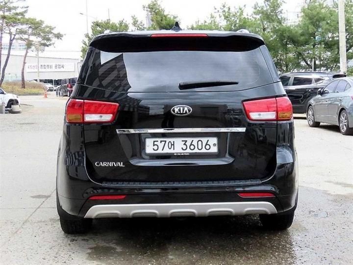 Kia Carnival 2.2 Diesel Luxury 5