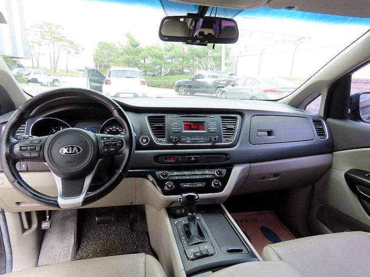 Kia Carnival 2.2 Diesel Luxury 9