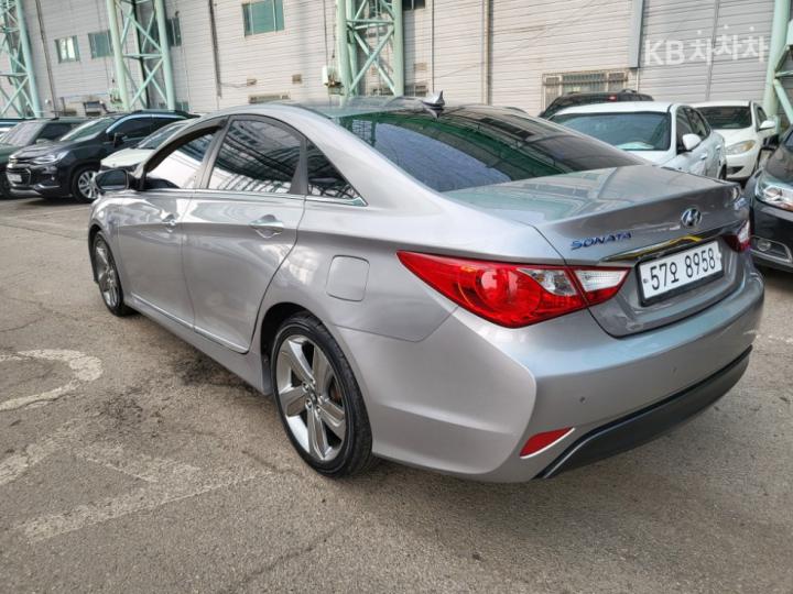 Hyundai Sonata Hybrid 2.0 Smart 3