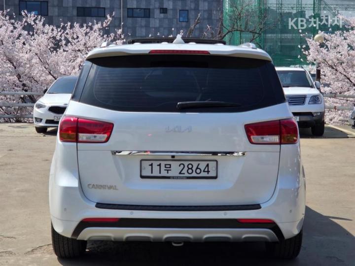 Kia Carnival 2.2 Diesel Prestige 4