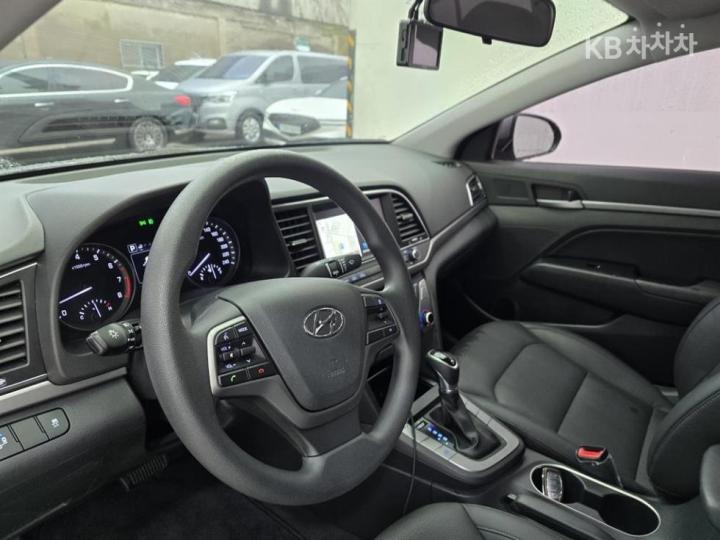 Hyundai Avante AD 1.6 GDi Value Plus 9